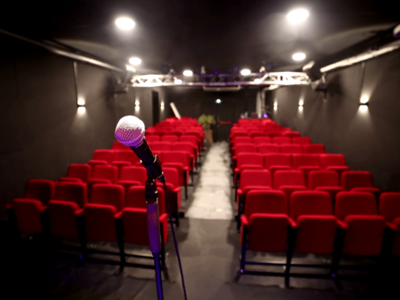 Cours à Marseille - Salle de Spectacle - Cours Theatre - Marseille - L'art dû - Stand Up - Cours d'impro - Improvisation - 13006 - Comedy Club