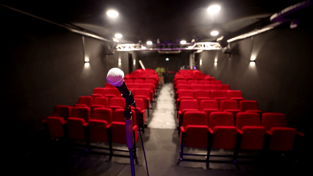 Cours à Marseille - Salle de Spectacle - Cours Theatre - Marseille - L'art dû - Stand Up - Cours d'impro - Improvisation - 13006 - Comedy Club