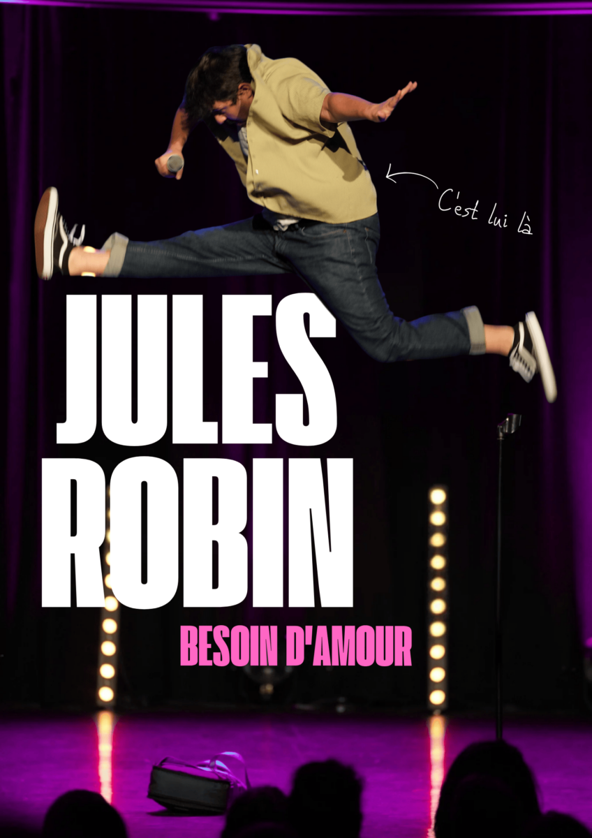 il a beaucoup, beaucoup, beaucoup d’énergie. Pour son premier seul en scène il fait des blagues, il danse, il chante, il fait la roue,