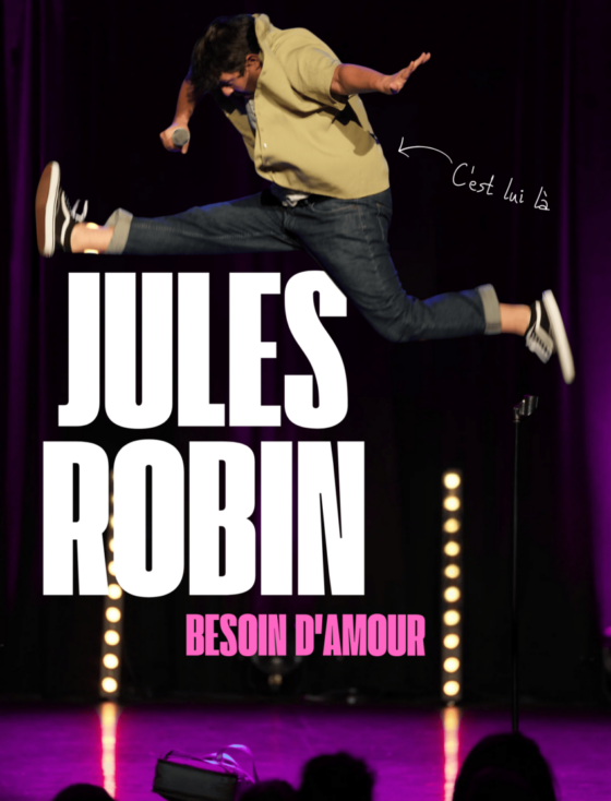 il a beaucoup, beaucoup, beaucoup d’énergie. Pour son premier seul en scène il fait des blagues, il danse, il chante, il fait la roue,