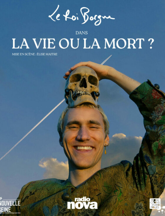 Tantôt en stand-up, tantôt en chansons, ou encore en invitant des personnages à présenter leurs perspectives,