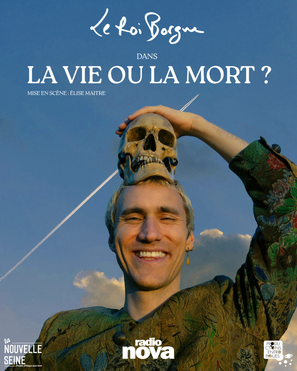 Tantôt en stand-up, tantôt en chansons, ou encore en invitant des personnages à présenter leurs perspectives,