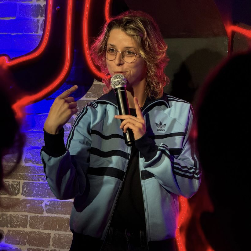 Emna professeur de stand up et de création de spectacle à l'art du